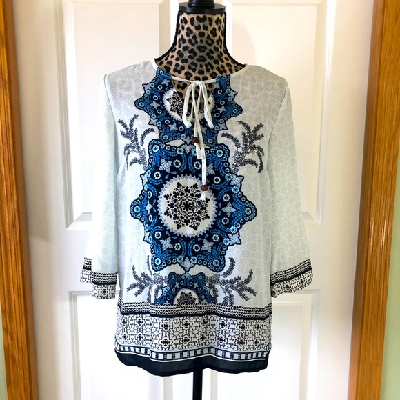 Adrienne Vittadini Tops - Gorgeous Adrienne Vittadini blue white and black pattern top with front tie.